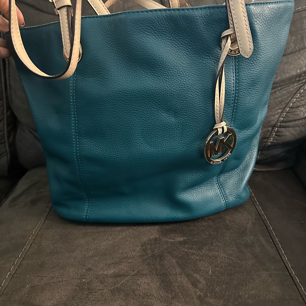 Michael Kors Blue Tote with Elegant Design